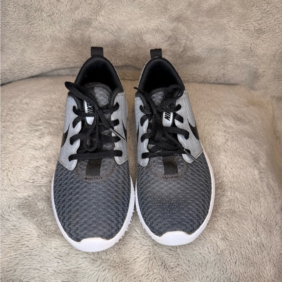Nike Roshe Kids Black and White Golf Shoes - Picture 2 of 9